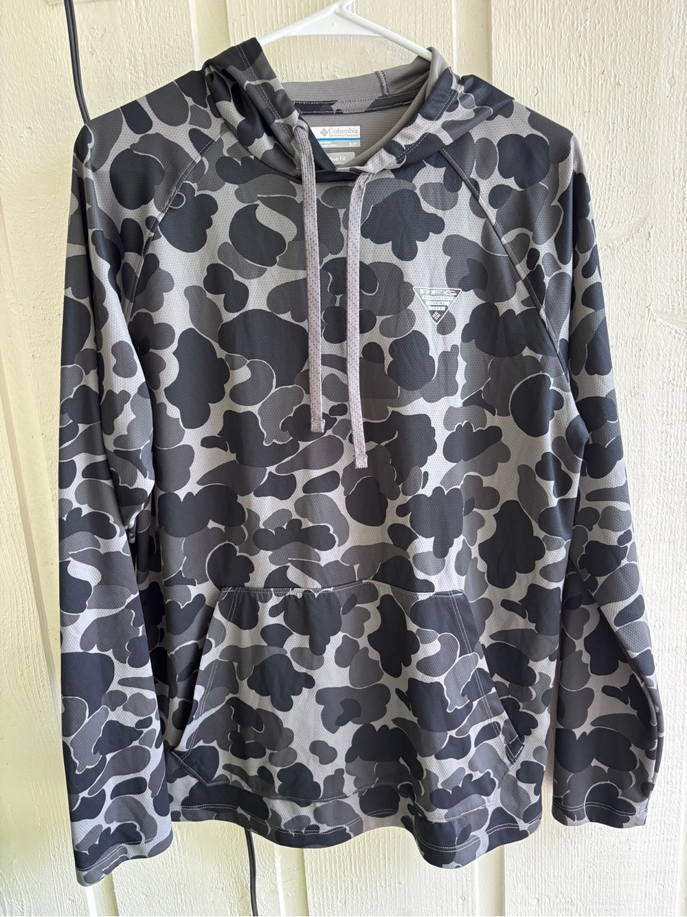 Columbia PFG Omnishade Men's Gray & Black Camo Hooded Pullover